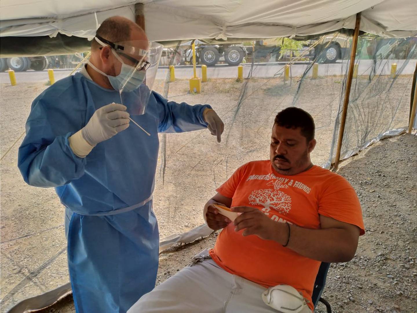 Max Rojas Camacho es un médico general del servicio de Urgencias del área de salud La Cruz quien es, además, el coordinador de respuesta rápida COVID-19 en el cantón