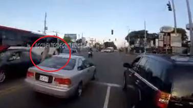 (Video) Pleito entre conductores detuvo el tráfico en Heredia