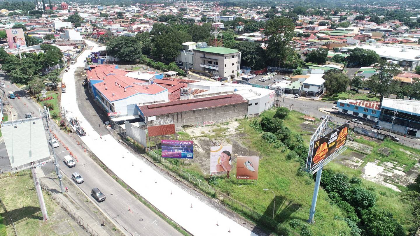 El Ministerio de Obras Públicas y Transportes (Mopt) explica este viernes 6 de octubre que el 90% de las losas que deben cambiarse en la radial de Alajuela, o Ruta Nacional No. 153, en la primera etapa, ya fueron coladas, es decir, ya fueron construidas