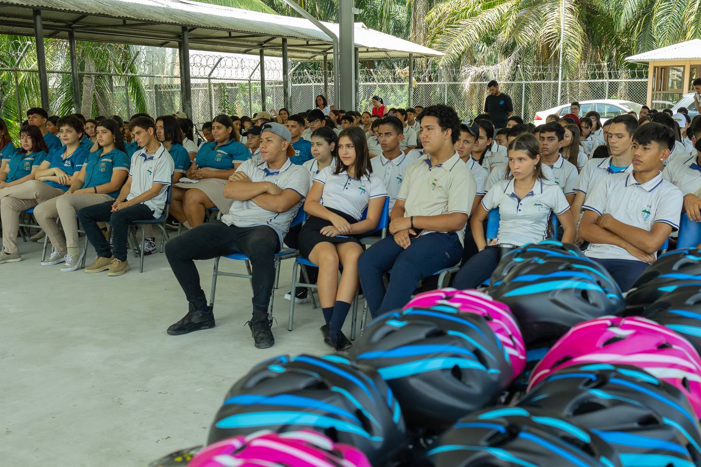 El Automóvil Club de Costa Rica (ACCR) hizo una donación de 50 cascos y rodilleras buscando bajar las consecuencias si sufren un accidente en la calle y para motivarlos a que se transporten a sus aulas en medios de transportes que no contaminan