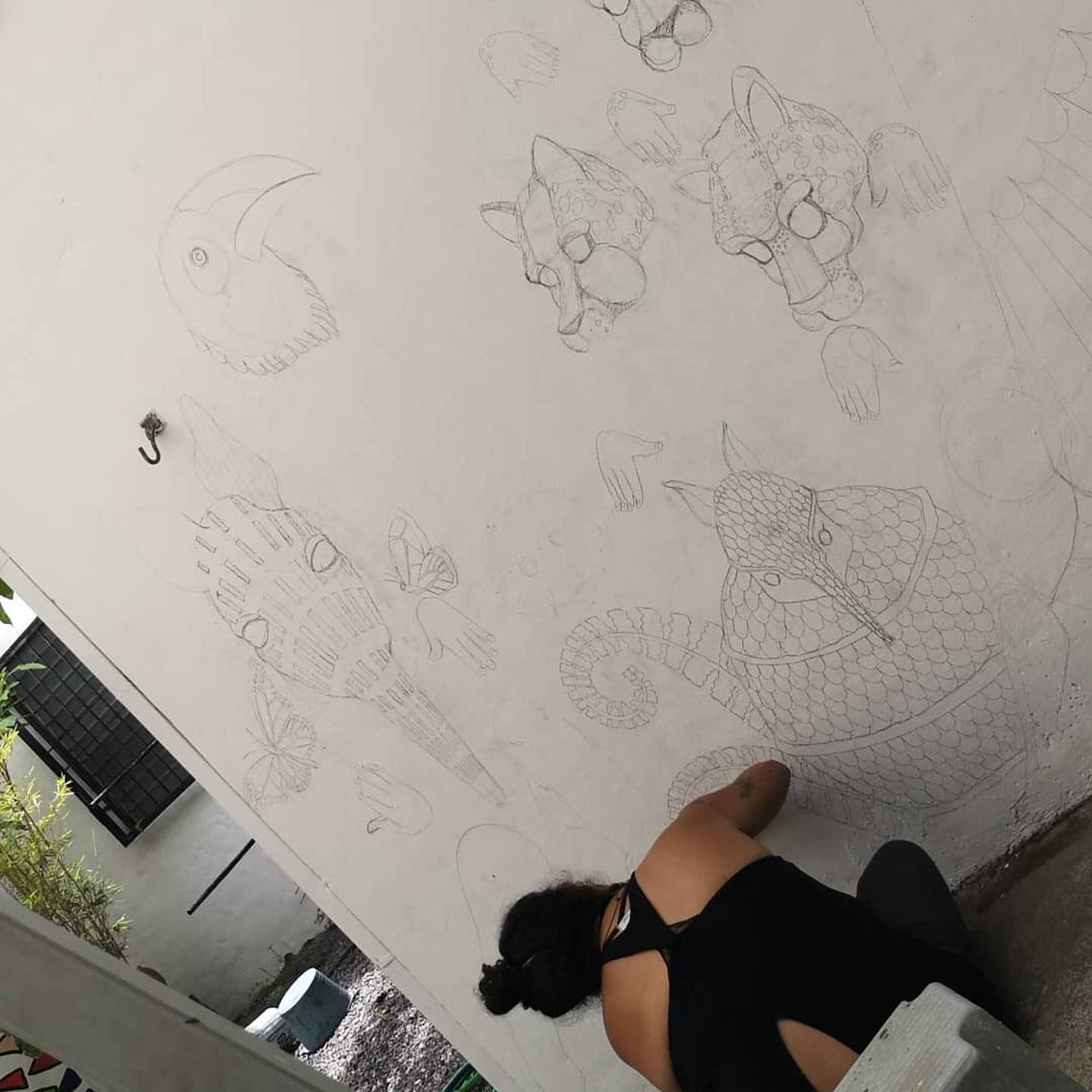 Pintar las paredes de la casa a partir de un boceto hecho por la artista Laura Chevez, le ayuda a Sol Cisneros a desestresarse en tiempos de pandemia