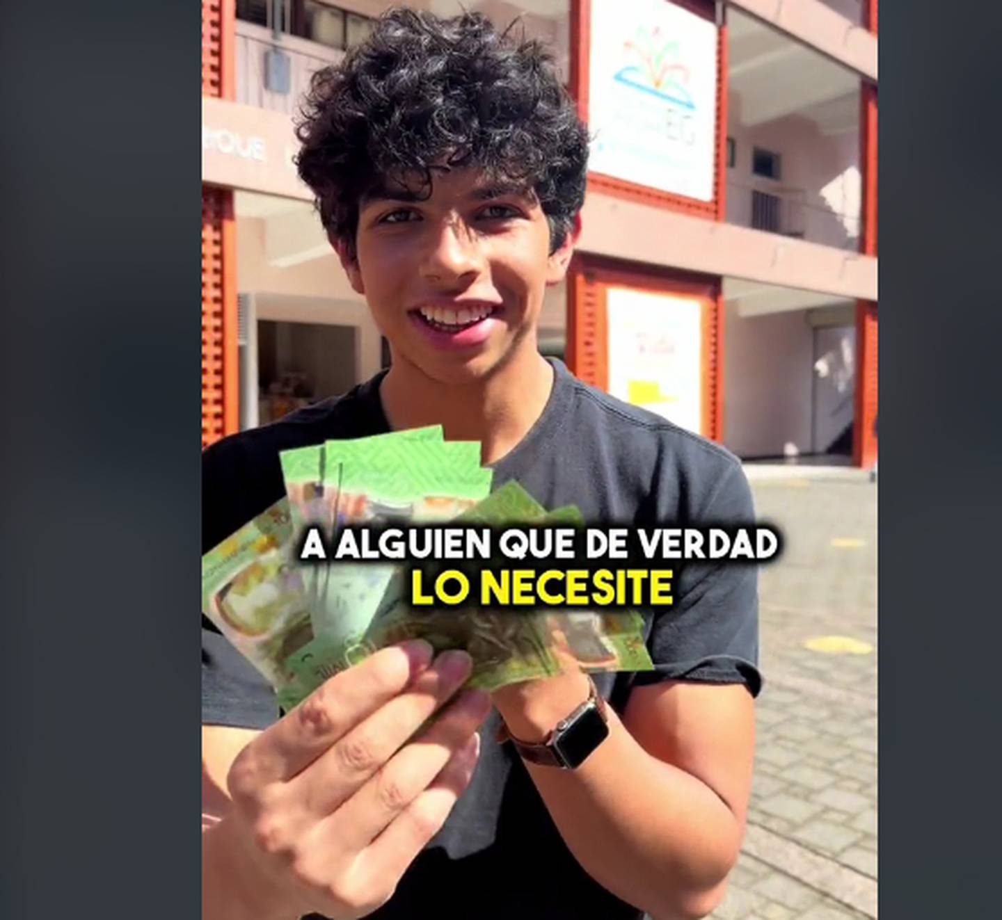 Un joven llamado Alonso Ramírez le regaló 100 mil colones a un señor que la pulsea en las inmediaciones de la UCR.