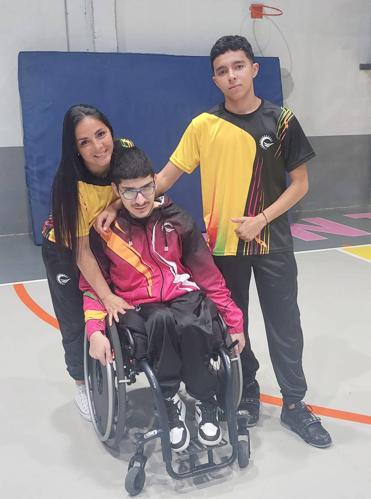 Sebastián y Gabriel Chaves compiten en tenis y paratenis de mesa y necesitan apoyo para seguir adelante con su carrera de deportistas. Cortesía.