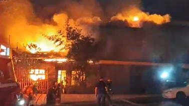 Una adulta mayor sufrió quemaduras en incendio de varias casas en Alajuela