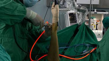 Hospital de San Ramón realizó por primera vez una increíble operación con una cámara diminuta 