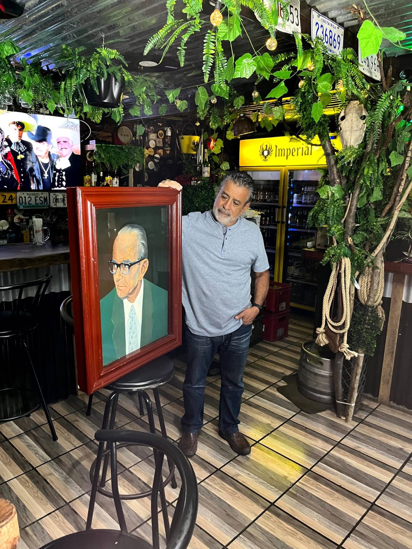 Don Álvaro es pintor y restauró un retrato de don Ricardo Saprissa, que está en el estadio. Prensa Sap.