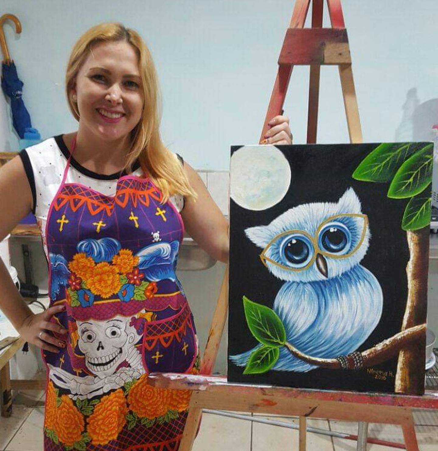 Minerva Hernández dona cuadros a fundaciones que ayudan a perros. Salvó la vida de Mila.