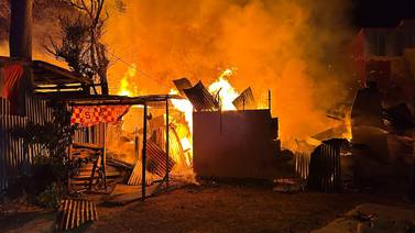 Dos personas sufren graves quemaduras debido a voraz incendio que afectó cuatro casas 