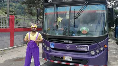 Chofer de bus le dio una sorpresa a los pasajeros este Día del Niño
