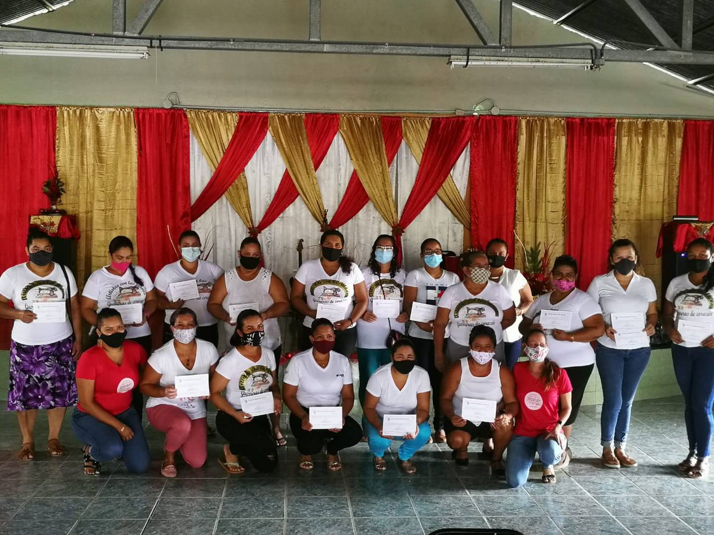Grupo de mujeres que se graduó en diciembre de la comunidad de Guaria de Valle La Estrella.