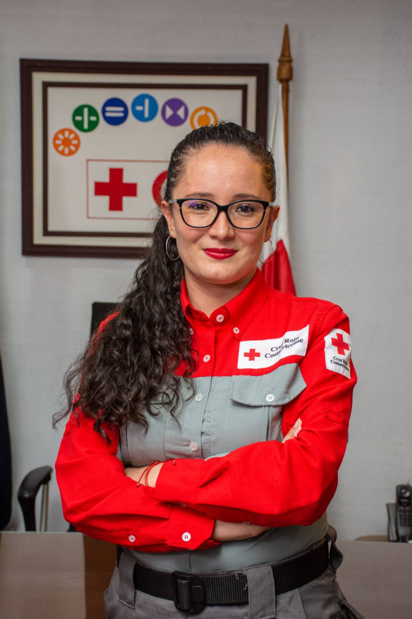 Dyanne Marenco González, cruzrojista voluintaria desde los 15 años, es la primera mujer, en los 136 años que tiene de existir en Costa Rica la Cruz Roja, que es nombrada presidenta de la institución. En la foto con doña Betty Trejos Guerrero, la abuelita quien también es voluntaria