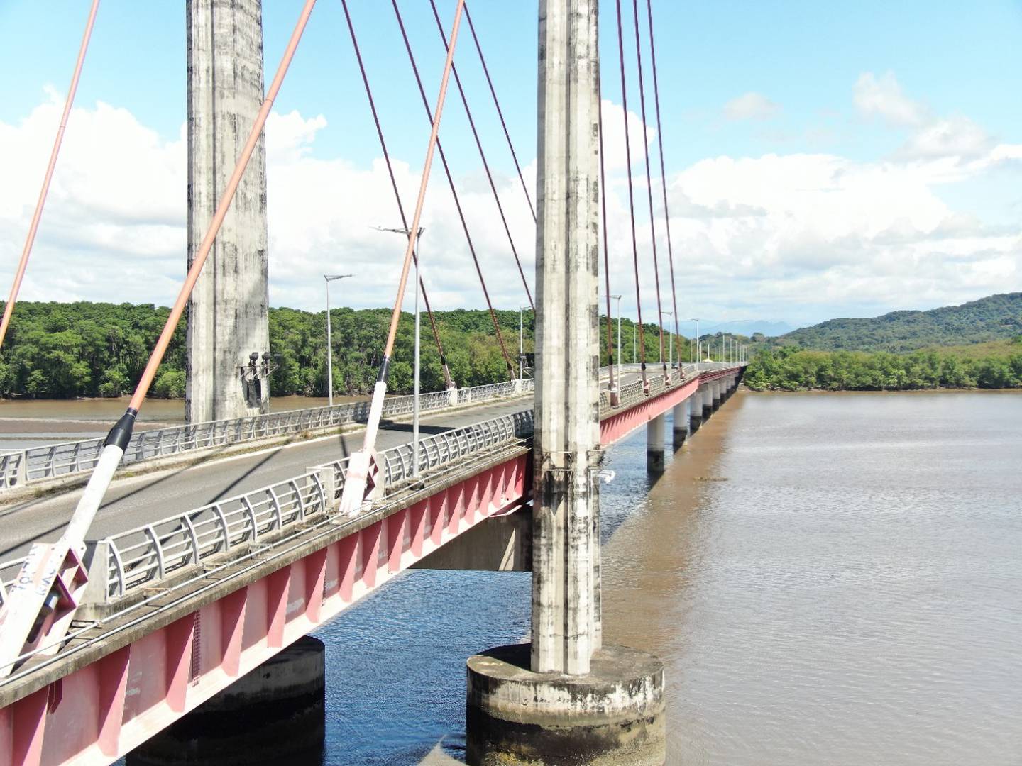 El puente La Amistad sobre el río Tempisque entre los cantones de Cañas y Nicoya, se reparará a partir del 26 de febrero y se cierra del todo a partir del 1de abril