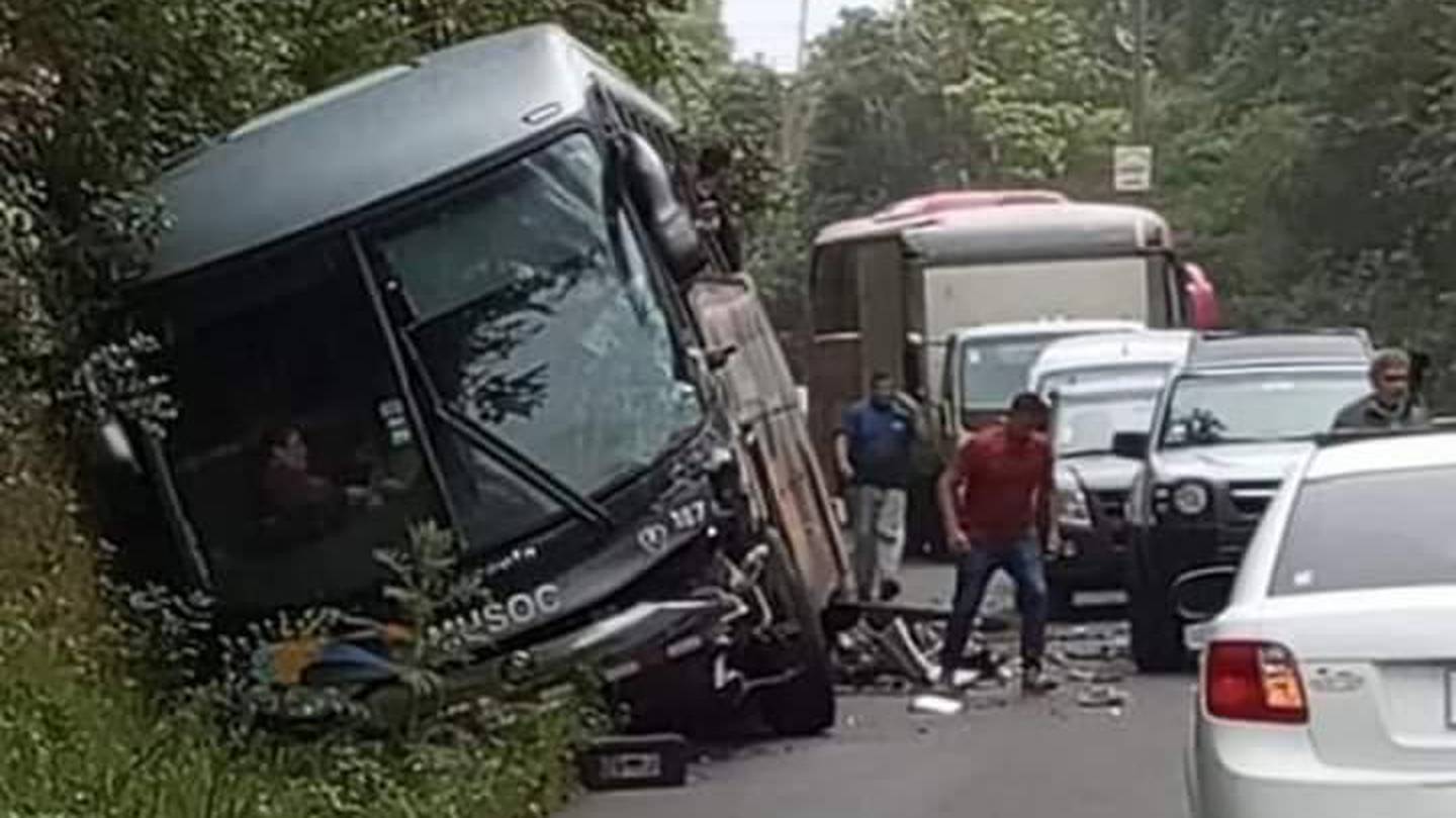Un choque entre un bus y un carro en el Cerro de la Muerte sobre la carretera Interamericana sur puso a correr a los rescatistas. Foto: Cortesía
