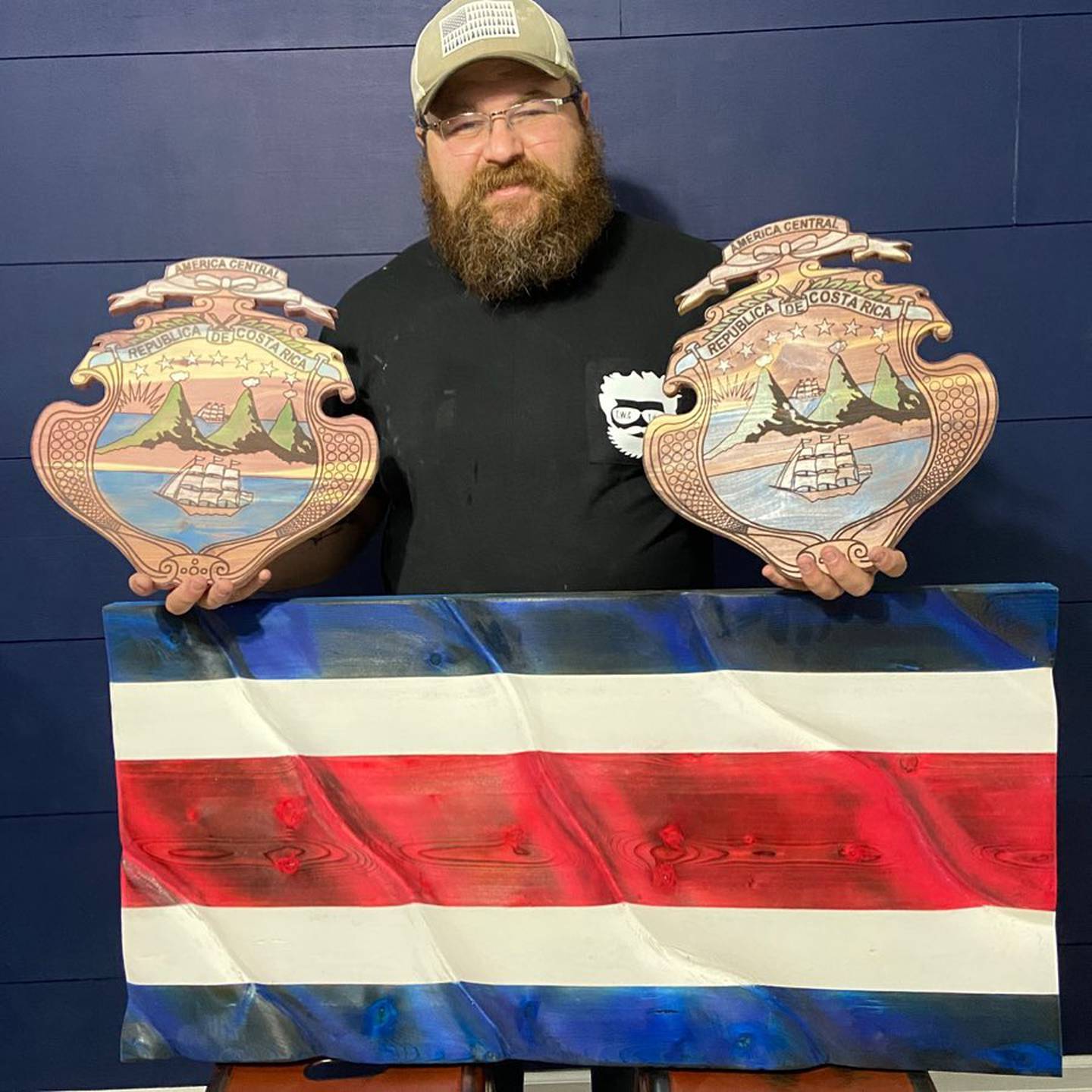 Steven Romero Holdridge, es un tico que vive en Estados Unidos y durante este 2021 descubrió que puede hacer en madera el escudo de Costa Rica.
