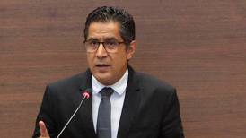 El ministro de Hacienda, Nogui Acosta, está metido en un broncón