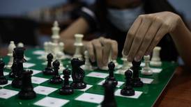 Joven alajuelense no vidente competirá en torneo de ajedrez contra jóvenes que sí ven