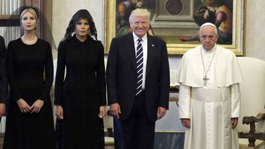 Foto muestra a Trump muerto de risa y al papa Francisco con cara de pocos amigos