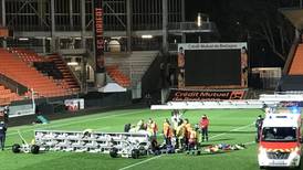 Un jardinero de equipo francés murió al caerle equipo de iluminación del estadio