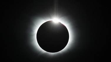 Eclipse solar total transforma en día en noche durante 40 segundos