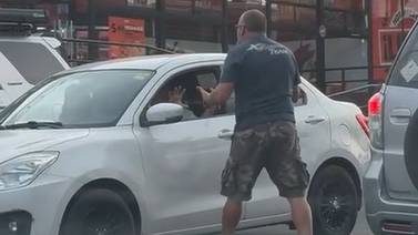 ¡Sin palabras! Hombre protagoniza violento pleito y agrede a otro conductor en media calle 