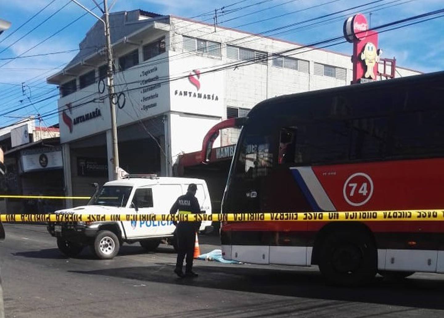 Hombre muere atropellado por bus e Tuasa en Alajuela. Foto suministrada por Francisco Barrantes.