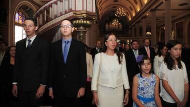 La misa divide familia del presidente Solís