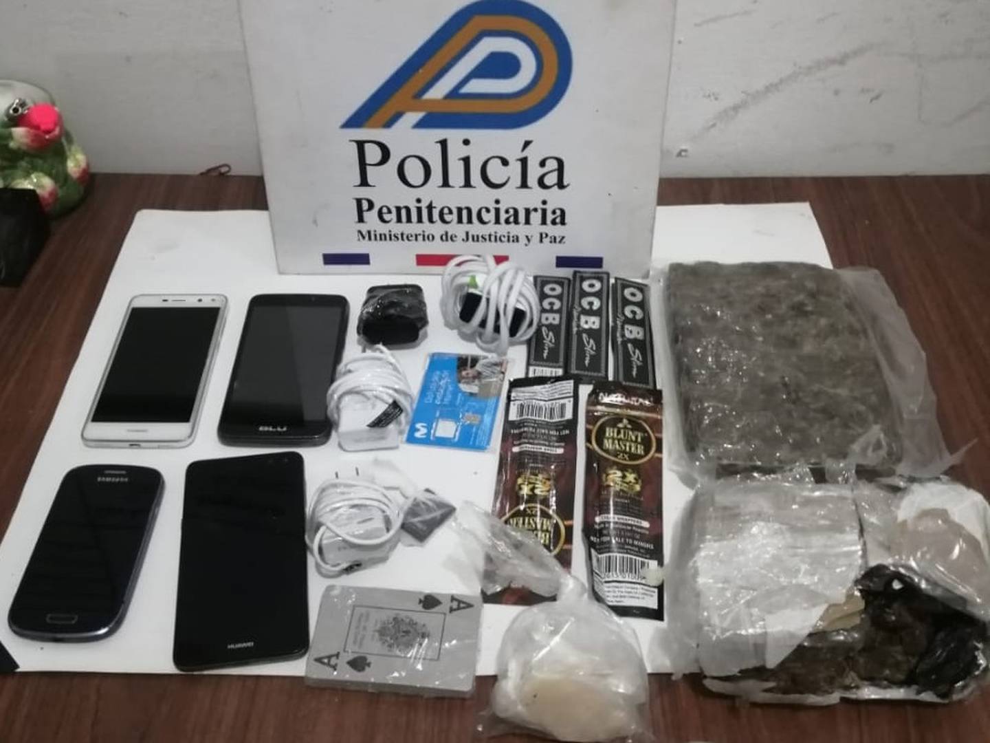 Decomisan paquete con droga y celulares fuera de la cárcel de Pococí. Foto Ministerio de Justicia.