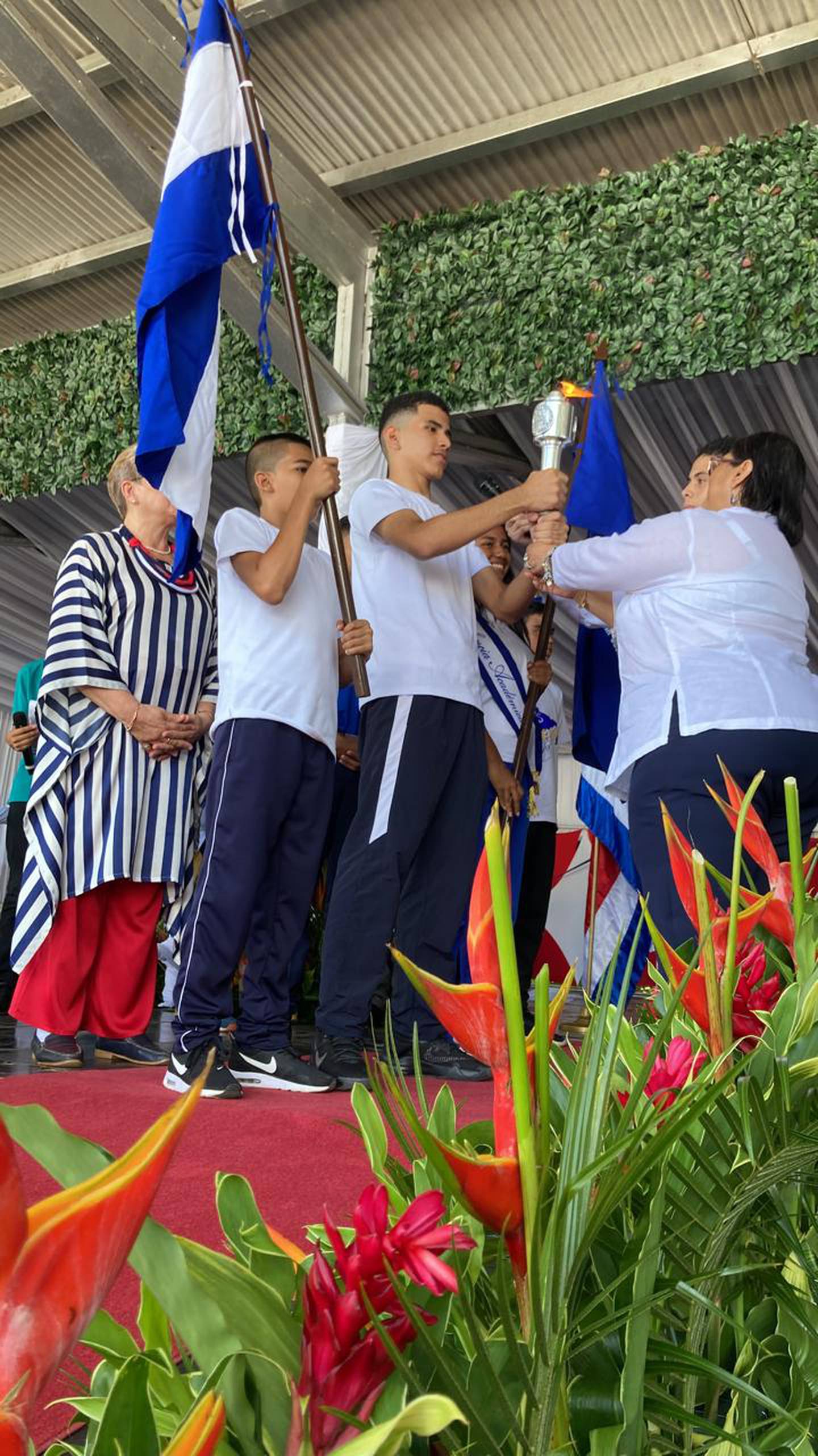 La Ministra de Nicaragua, Lilliam Esperanza Herrera Moreno, recibió la Antorcha y encendió el pebetero para que permanezca la llama prendida durante todo el acto.