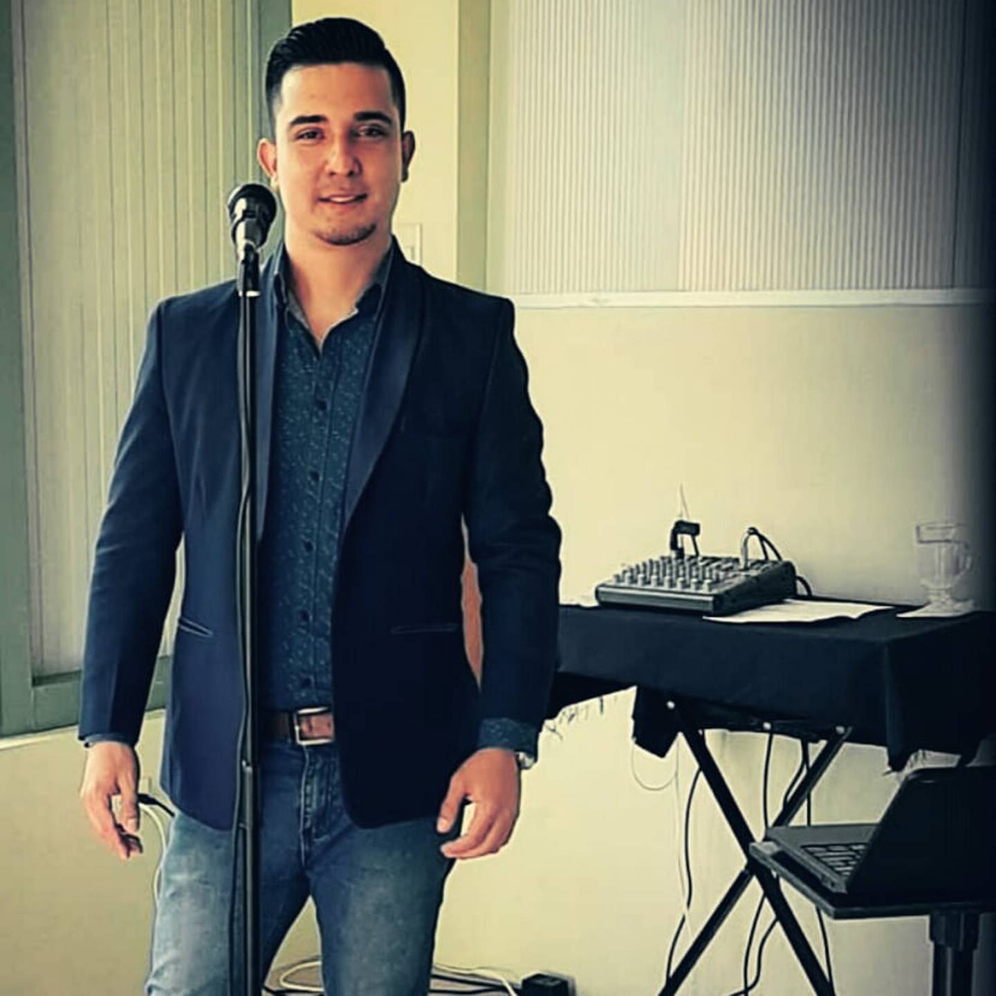 Daniel Calvo es un ujier de la Asamblea Legislativa que también es cantante