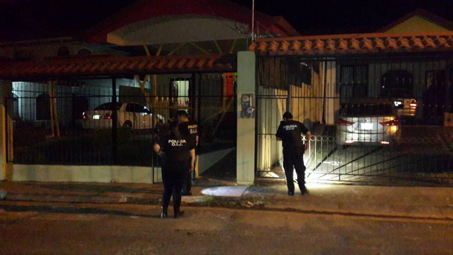 Allanamientos en Jacó, San Ramón, Barranca y Esparza para detener a banda ligada con homicidio de guarda en Cartago. Foto Andrés Garita.