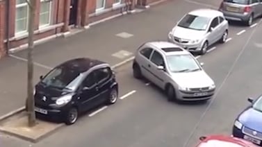 (Video) Mujer tarda 20 minutos en parquear su carro