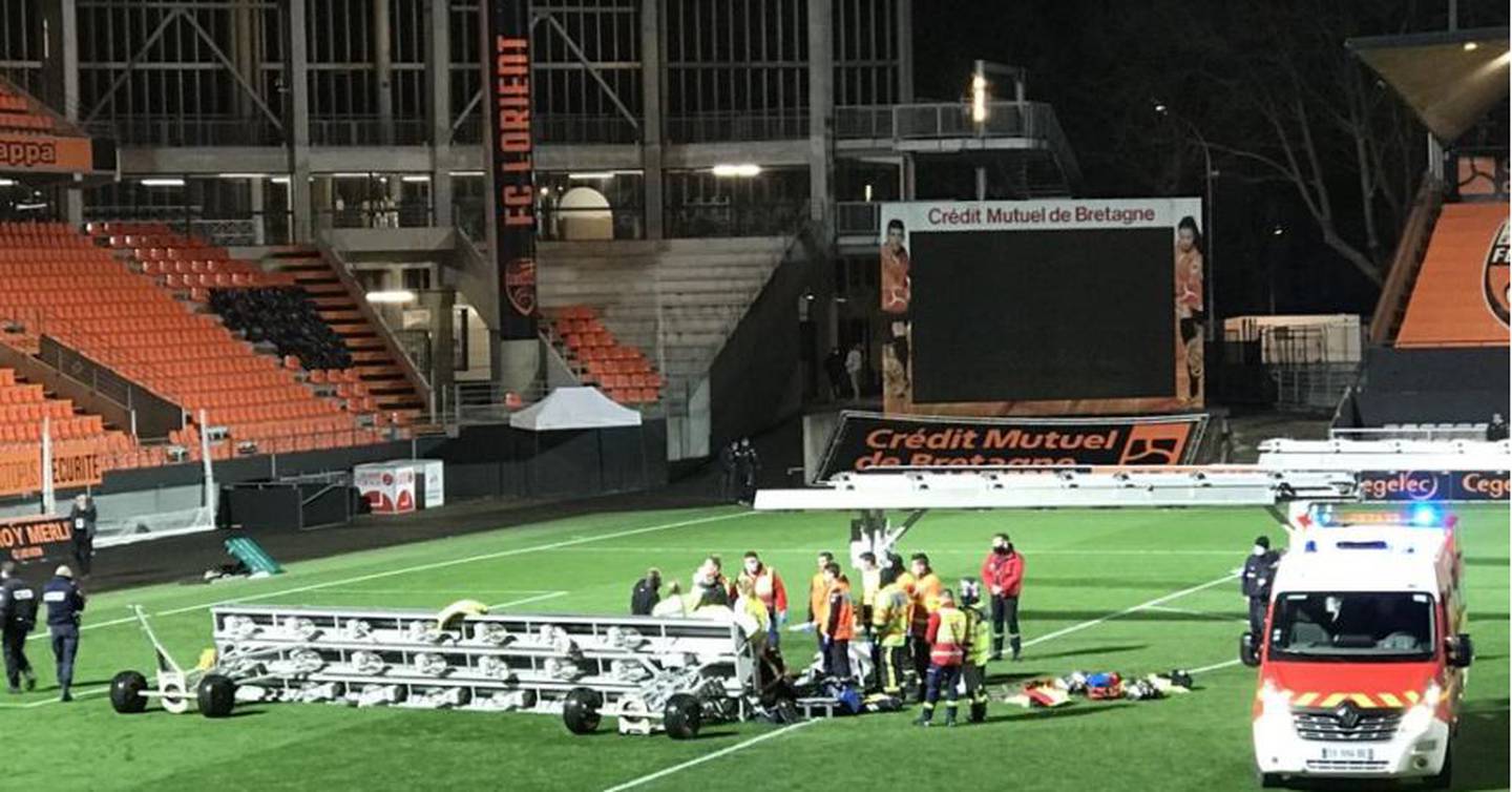 A trabajador del Lorient le cae equipo de iluminación encima.