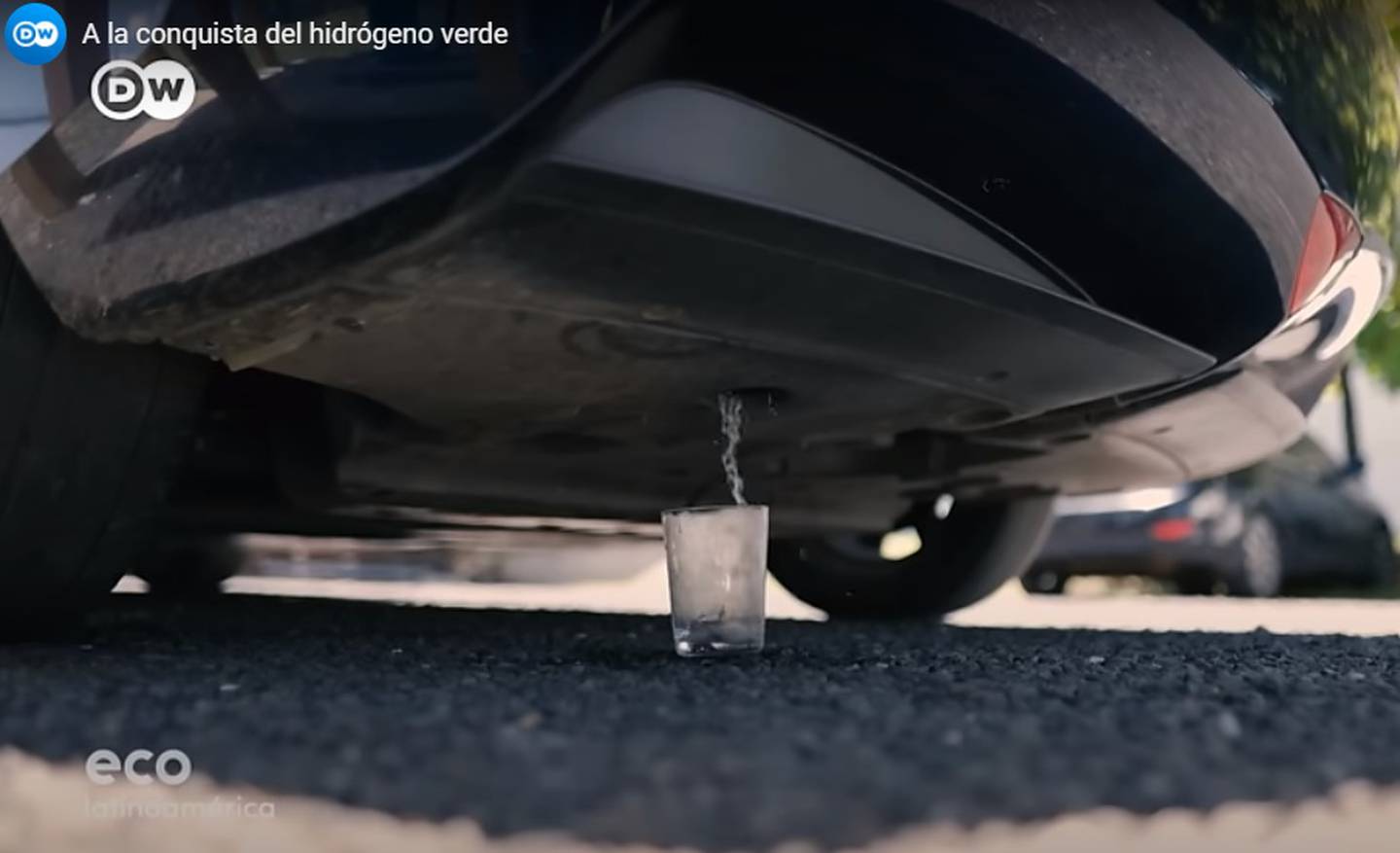 Exastronauta de la NASA, Franklin Chang, se toma un vaso de agua salido de un carro que recién venía usando