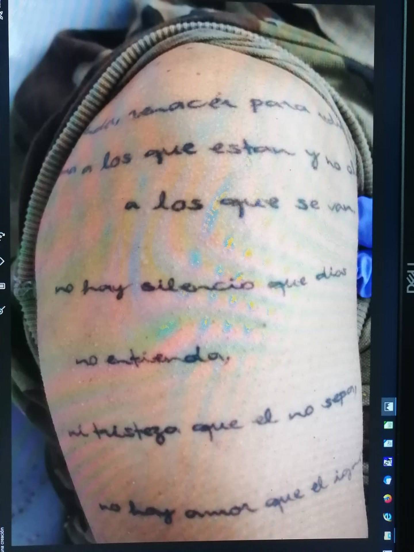 El mismo fallecido con tatuaje de una cara de lobo tiene en el brazo derecho esta leyenda. El OIJ pide ayuda para identificarlo y tratar de esclarecer el caso de la narcoavioneta de Nandayure. Foto: OIJ.