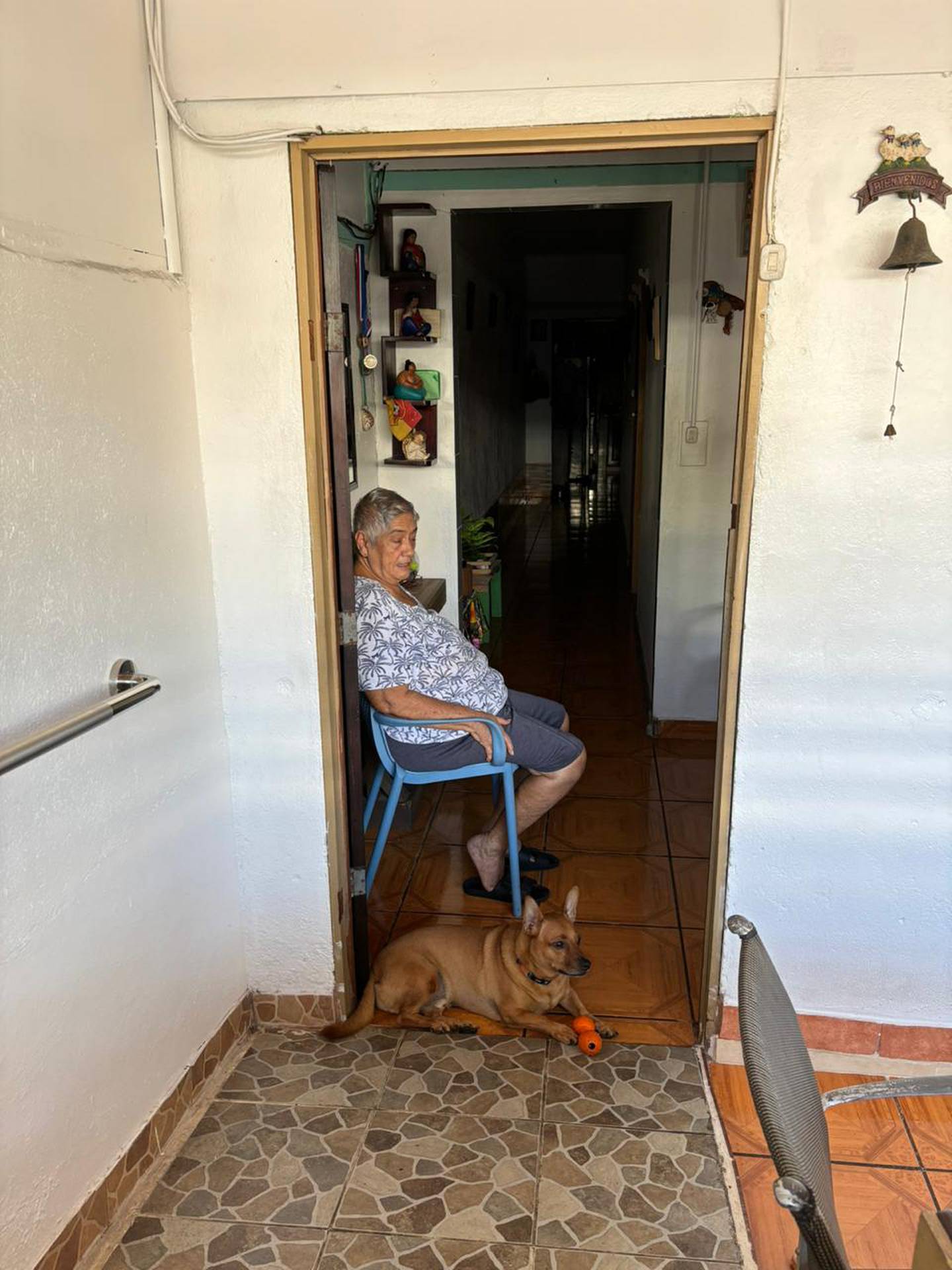 Nacho es un perrito que acompaña a doña Rosario Novoa, una adulta mayor de 76 años, ambos son vecinos de Boca Vieja de Quepos. Foto: Melissa Morales