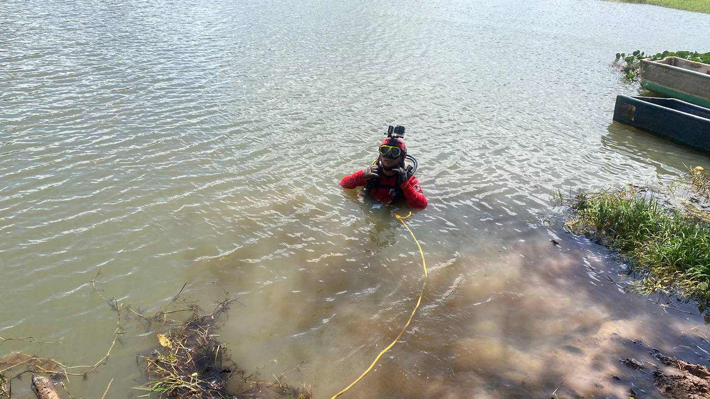 Buzos rescatarán cuerpo de niña que está en buseta sumergida, adulta mayor está desaparecida en río Medio Queso en Los Chiles, zona norte. Foto: Cruz Roja