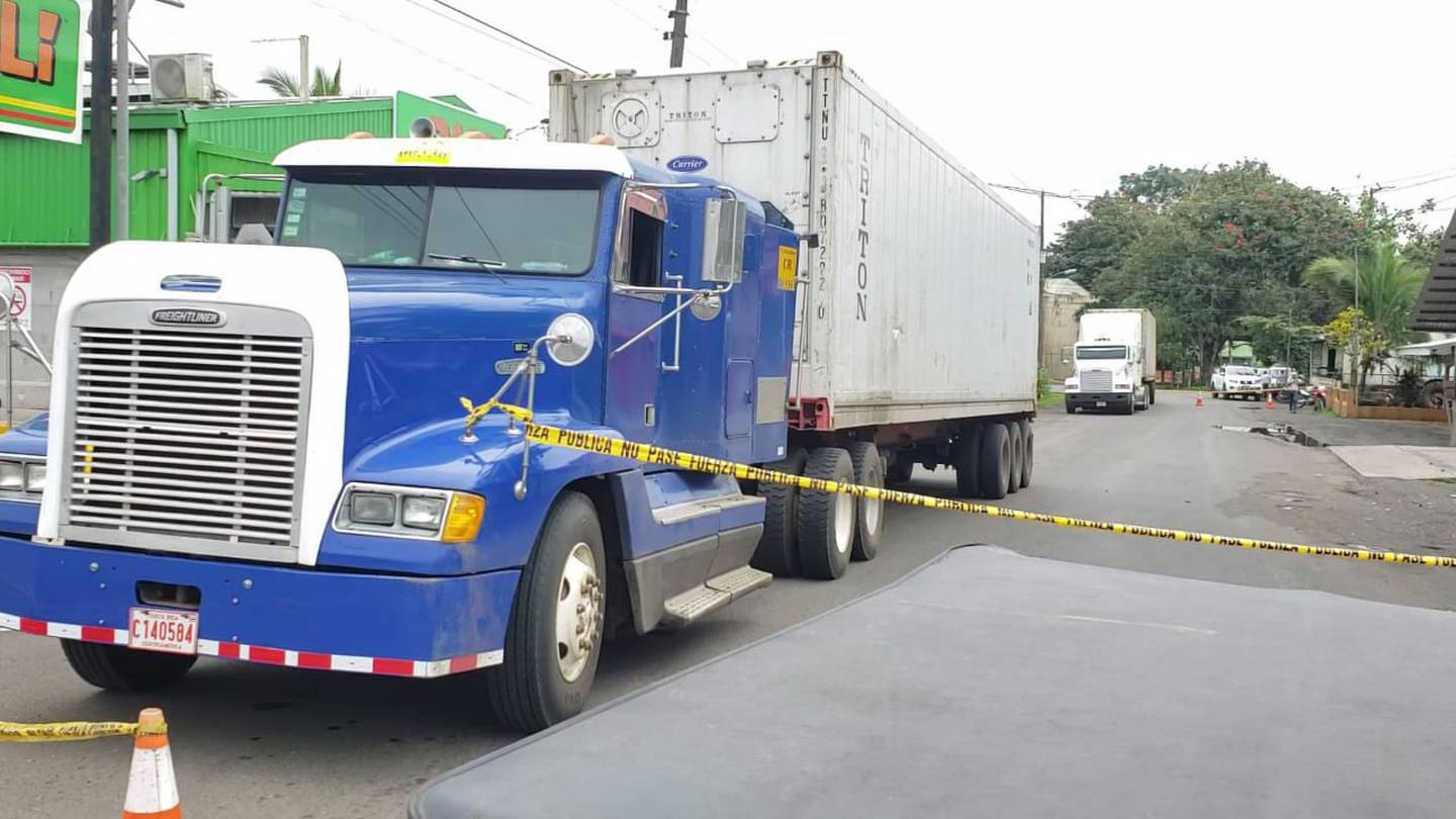 Autoridades recuperaron dos contenedores cargados de carne que fueron robados en La Cruz, Guanacaste. Foto Edgar Chinchilla.