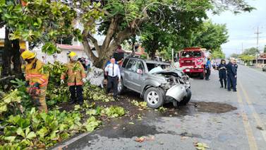 Enfermera de 27 años fallece al chocar su carro contra árbol en Puntarenas