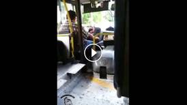 (Video) Chofer de Escazú juega con la vida de pasajeros, iba leyendo el periódico