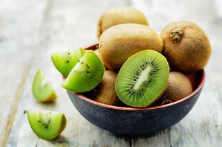 El kiwi es una fruta que verdaderamente significa una bomba de vitamina C