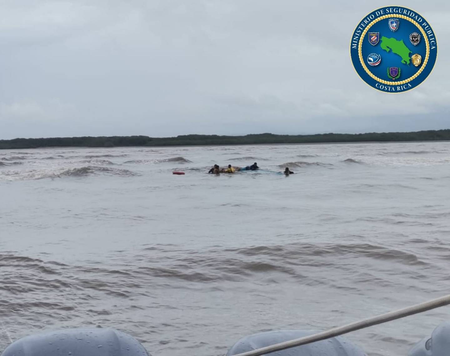 Bo,beros y guardacostas rescatan a cuatro hombres y una mujer tras vuelco de lancha en Puntarenas. Foto MSP.
