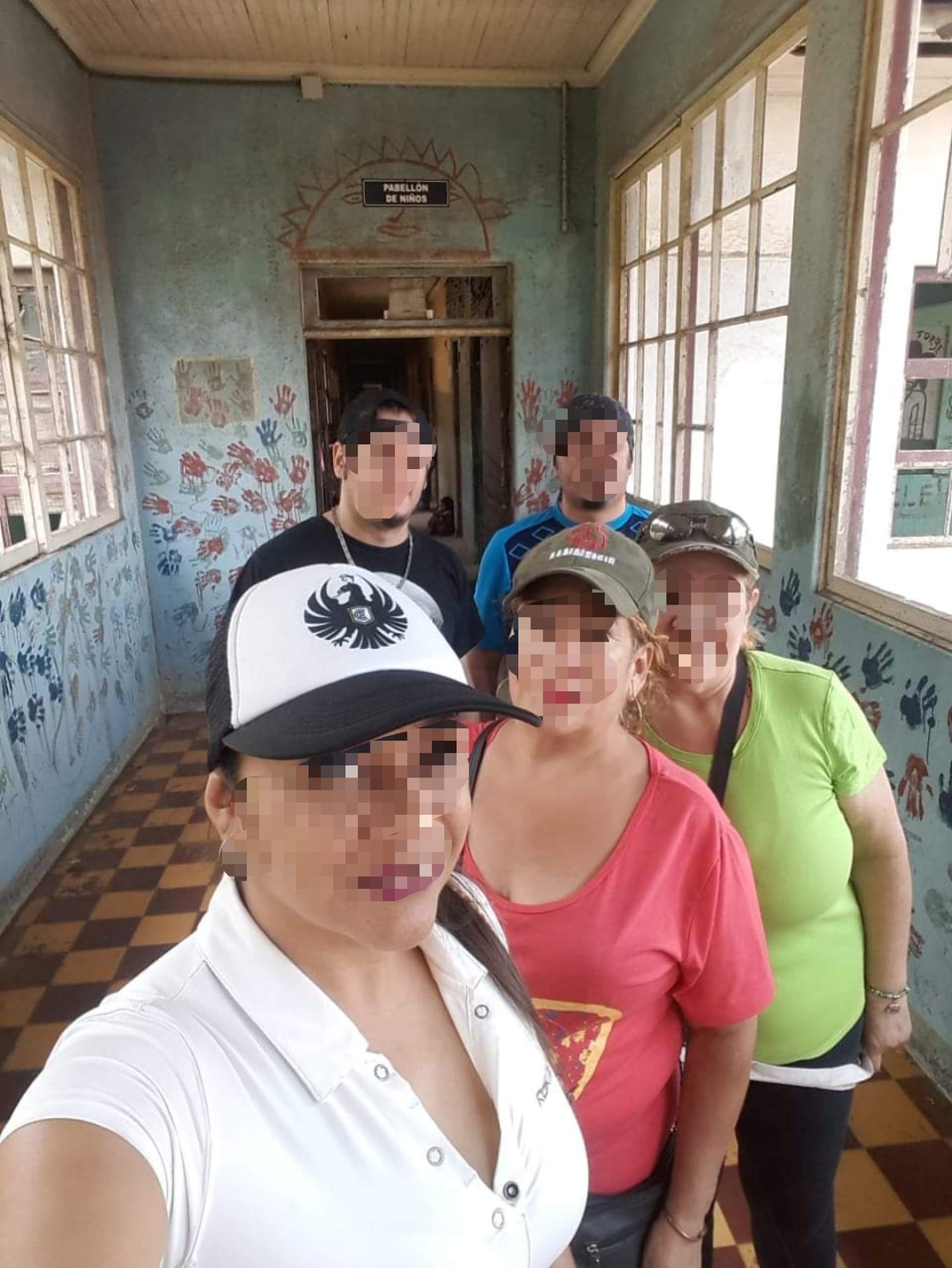 Una familia de San José visitó el sanatorio Durán en Cartago y entre las fotos que se tomaron descubrieron que en una aparece el fantasma de una niña sentada al fondo de uno de los pasillos