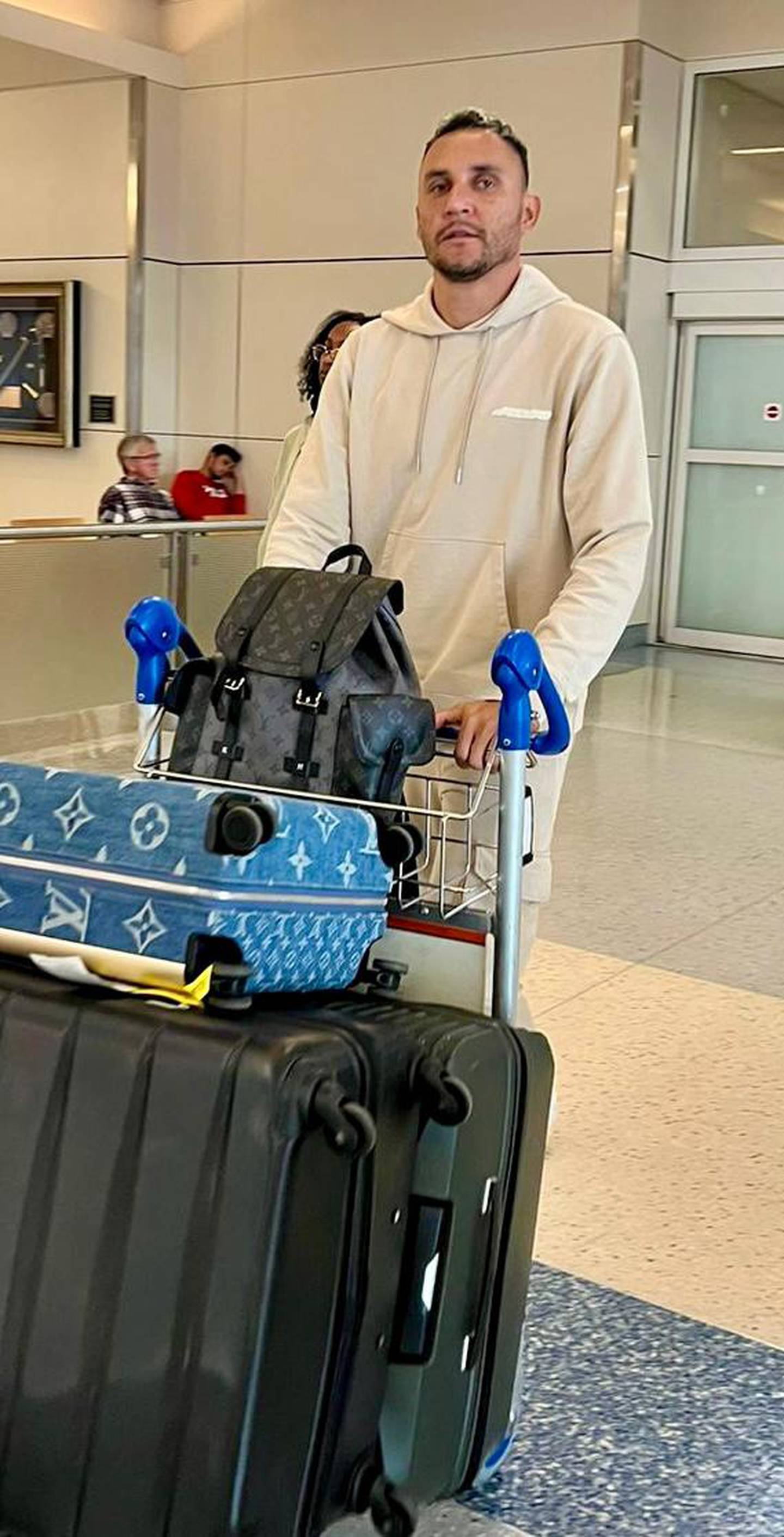 Keylor Navas llegó bien cargado de equipaje a Dallas, Texas para integrarse a la Selección de Costa Rica. Foto: Cortesía prensa Fedefútbol