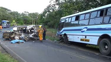 Violento choque entre carro y bus tuvo un fatal desenlace 