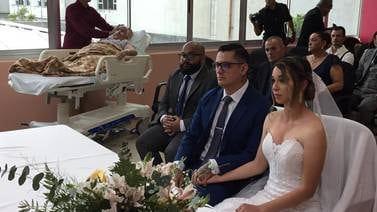 (Video) Pareja se casó en el hospital para que abuelita y padrino de la novia, que están enfermos, estuvieran presentes