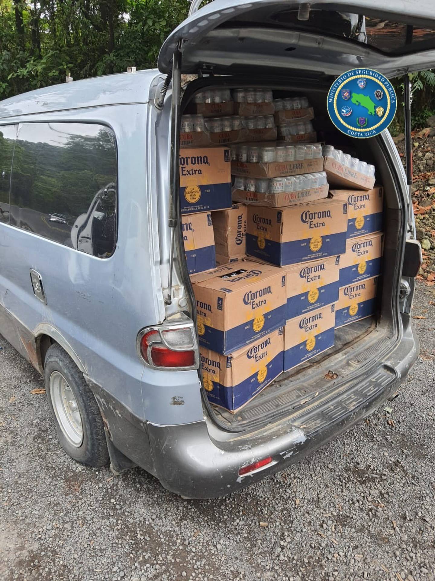 Sorprenden a hombre apellidado Chávez con más de 3 mil unidades de licores ilegales. Foto MSP.