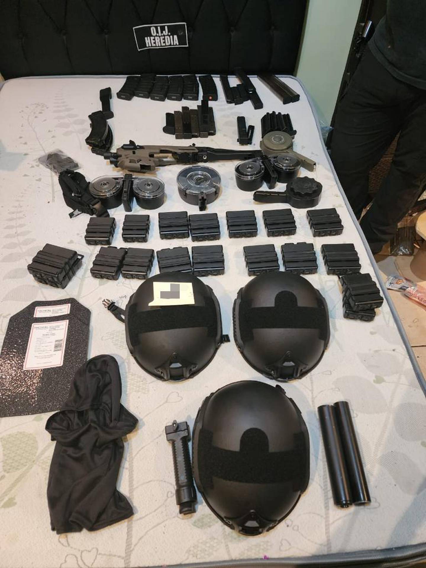 Las autoridades decomisaron granadas, armas de guerra y droga a una banda. Foto: OIJ
