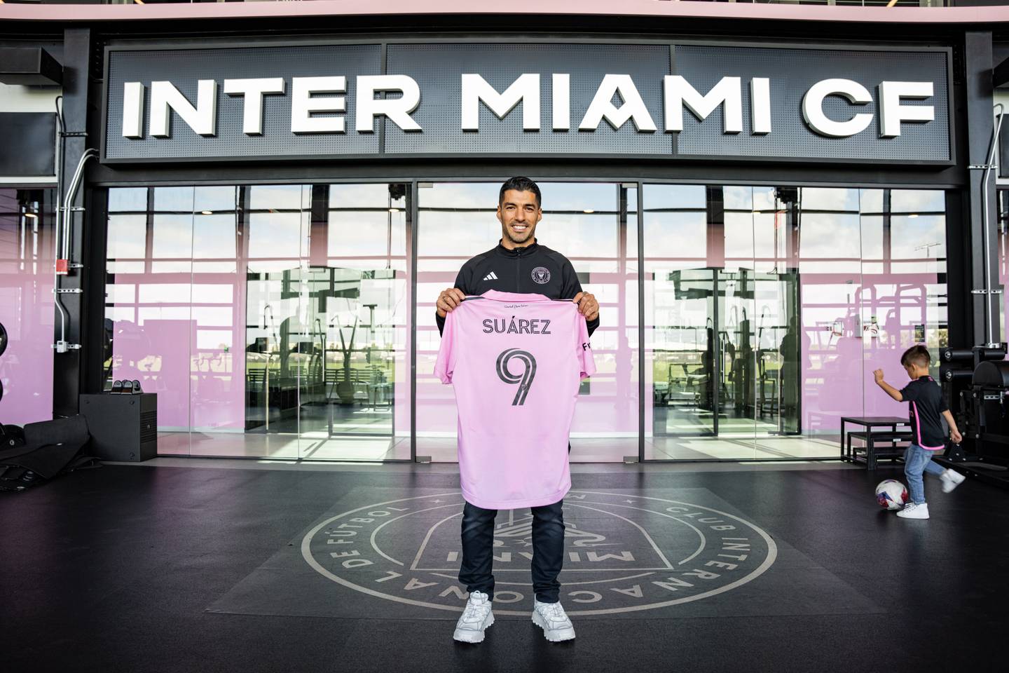 Luis Suárez se sumó al Inter Miami y utilizará el número "9". El futbolista ya lució su nueva camiseta.