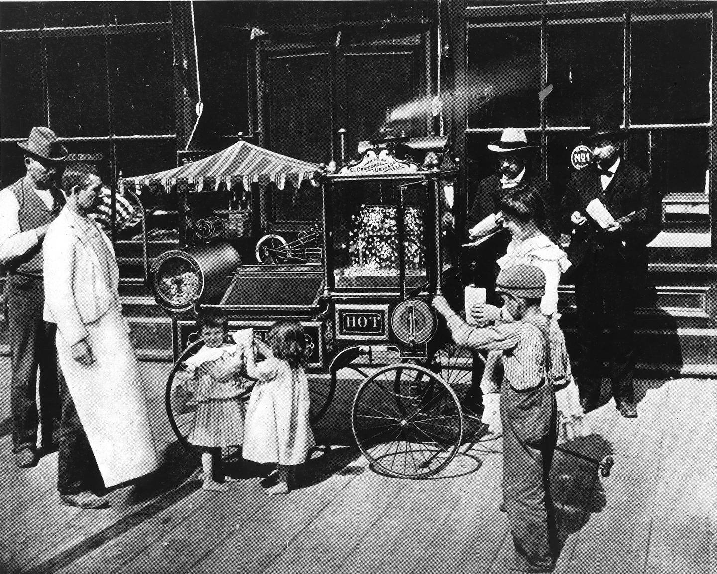 Charles Cretors, un norteamericano que se distinguía por ser muy bueno para inventar máquinas, fue el primero, en 1885, que creó una máquina para hacer palomitas a base de aire caliente