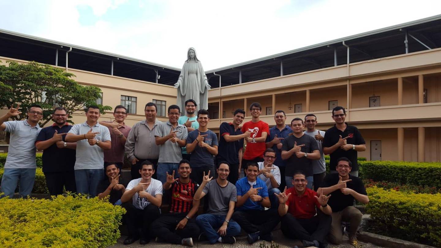 Seminaristas estudian lengua lesco para poder dar misas y confesar en beneficio de las personas sordas